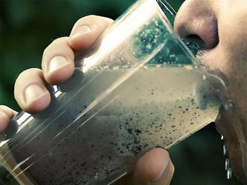 عوارض آب آلوده برای کودکان